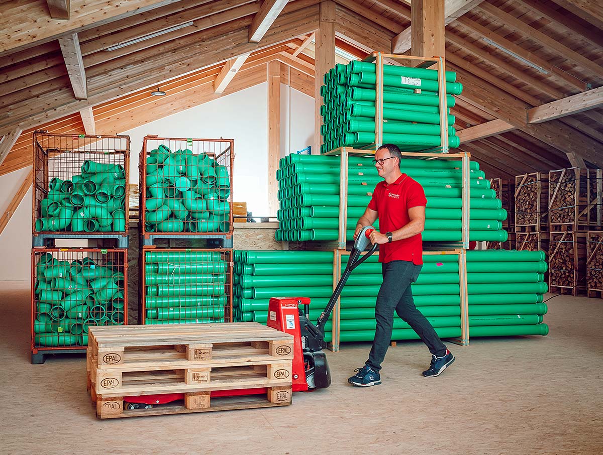 Lager mit PVC-Rohren und Holz bei Harlander Baustoffe in Oberaudorf